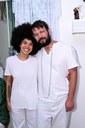 A artista Jaqueline Silva do Nascimento com o fundador do Grupo Maddox em um Xirê de Obaluaê