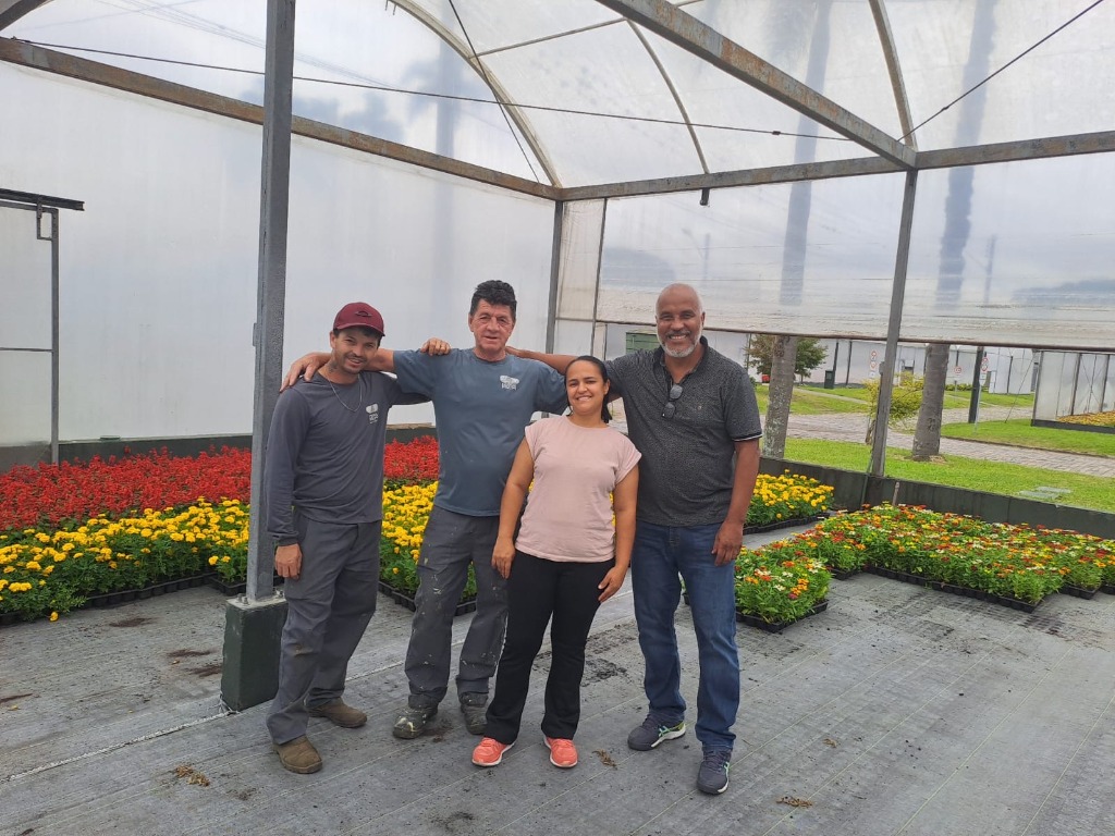 Campus Curitiba II recebe doação de 500 flores e 400 hortaliças 4 .JPG